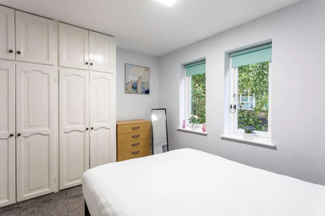 Modern Home Near Central London Apartment