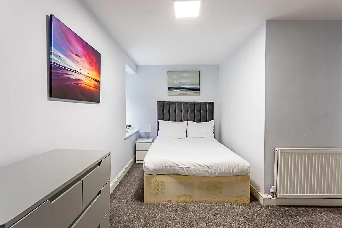 Modern Home Near Central London 0*,
