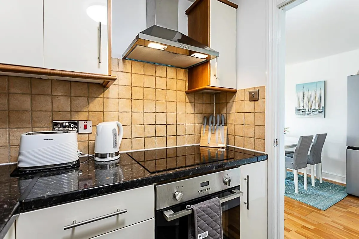 Modern Home Near Central London Apartment