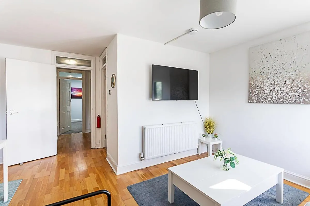 Modern Home Near Central London 0*,  United Kingdom